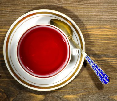 ahşap arka plan üzerinde hibiscus çay fincan