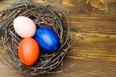 Tahta bir masada paskalya yumurtası.