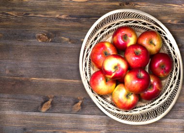 içinde belgili tanımlık geçmiş ahşap bir masa üzerinde taze elma