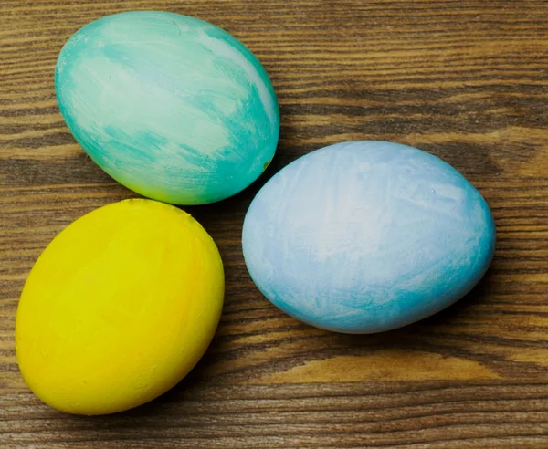 Huevos de Pascua en una mesa de madera. — Foto de Stock