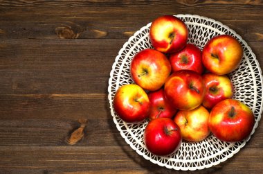 içinde belgili tanımlık geçmiş ahşap bir masa üzerinde taze elma