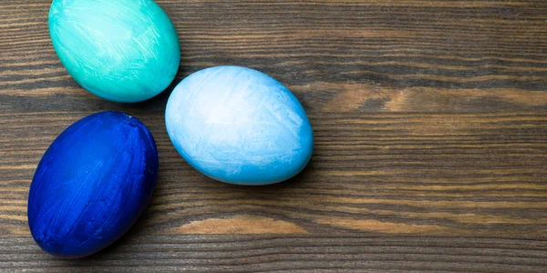 Easter eggs on a wooden table. — Stock Photo, Image