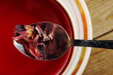 ahşap arka plan üzerinde hibiscus çay fincan