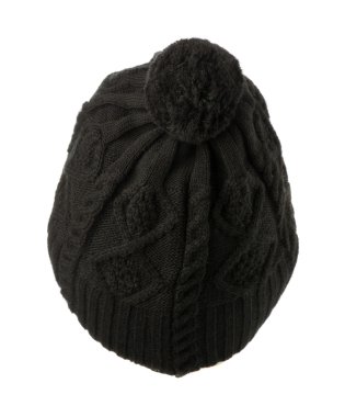 Örgü şapka beyaz arkaplanda izole 