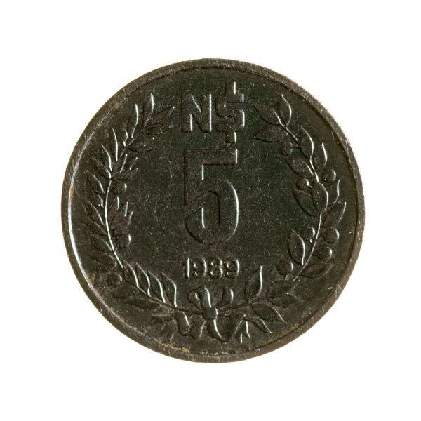 Monete metalliche cinque nuovo peso Uruguay isolato su sfondo bianco — Foto Stock
