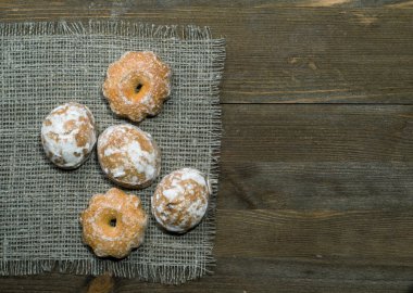 içinde belgili tanımlık geçmiş ahşap yamaçta düzenlenmiş gingerbread çerezleri
