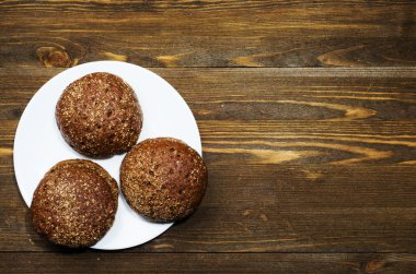 içinde belgili tanımlık geçmiş ahşap bir yamaçta yer ekmek .