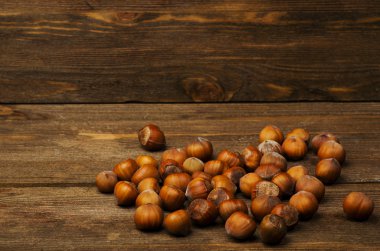 fındık kabuğu üzerinde ahşap masa yığını 