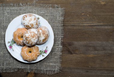 içinde belgili tanımlık geçmiş ahşap yamaçta düzenlenmiş gingerbread çerezleri