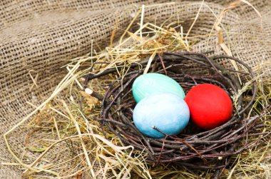 Tahta bir masada paskalya yumurtası.