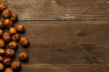 fındık kabuğu üzerinde ahşap masa yığını 