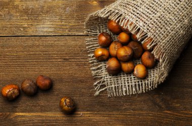 fındık kabuğu üzerinde ahşap masa yığını 