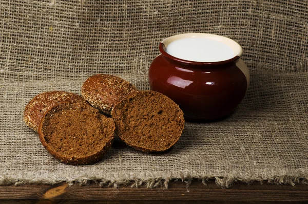Chleb, umieszczone na zboczu drewniane w tle . — Zdjęcie stockowe