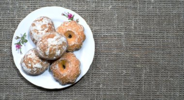 içinde belgili tanımlık geçmiş ahşap yamaçta düzenlenmiş gingerbread çerezleri