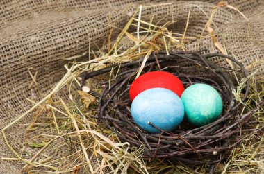 Tahta bir masada paskalya yumurtası.