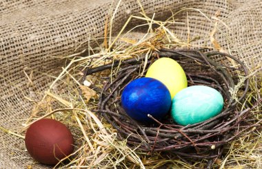 Tahta bir masada paskalya yumurtası.