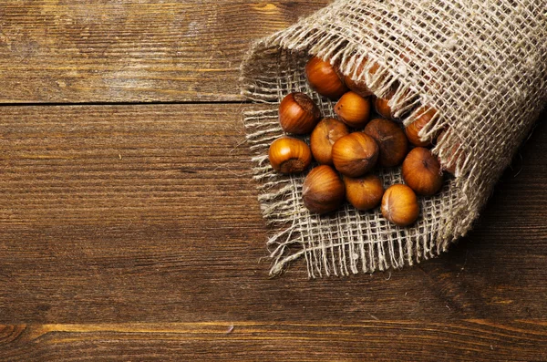 Купа горіхів в мушлі на дерев'яному столі — стокове фото