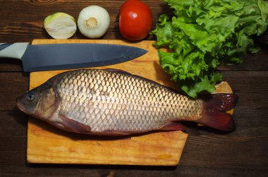 arka plan olarak ahşap masa üzerinde çiğ balık