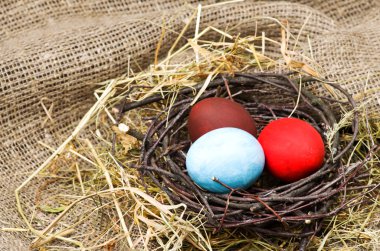 Tahta bir masada paskalya yumurtası.