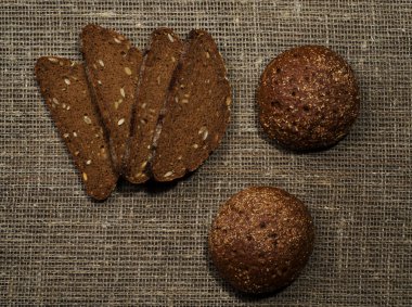 içinde belgili tanımlık geçmiş ahşap bir yamaçta yer ekmek .