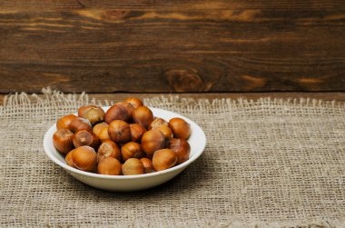 fındık kabuğu üzerinde ahşap masa yığını 