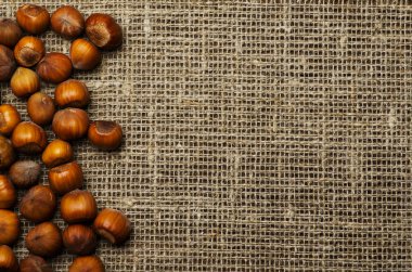 fındık kabuğu üzerinde ahşap masa yığını 