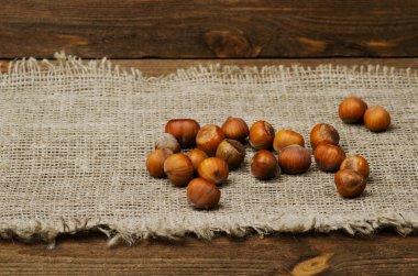 fındık kabuğu üzerinde ahşap masa yığını 