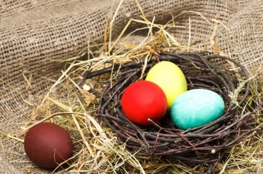 Tahta bir masada paskalya yumurtası.
