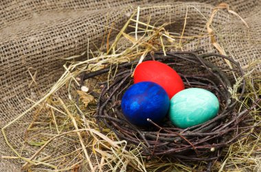 Tahta bir masada paskalya yumurtası.