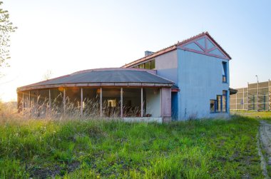 binayı terk edilmiş. 