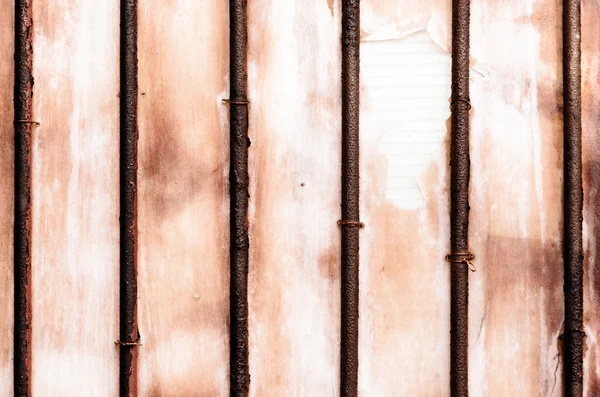 古い金属製の木製ドア. — ストック写真