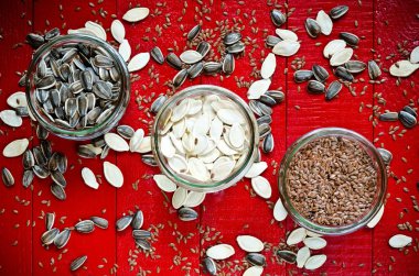 Ayçiçeği, kabak ve keten tohumu. 