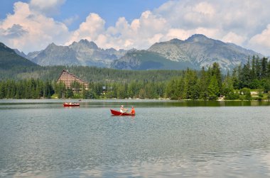 Tekne yüzen turist.