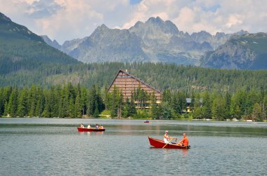 Tekne yüzen turist.