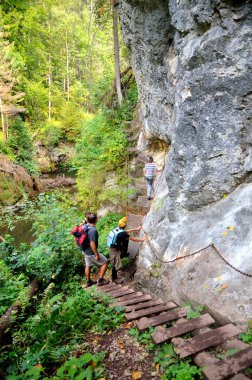 Turistler merdiven izinde.