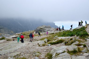 Dağlarda turistler.