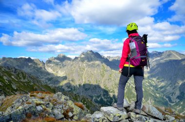 Dağlarda bir turist. 