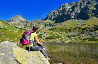 Dağlarda bir turist. 