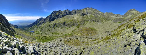 Nyári hegyi táj, panoráma perspektíva. — Stock Fotó