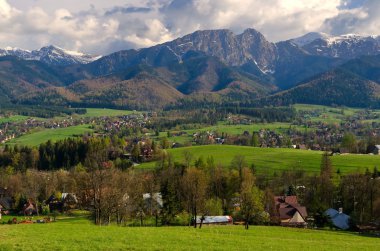Güzel bir ülke görünümü arka planda dağlar. 