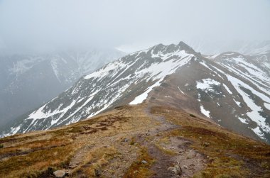 Bahar bulutlu dağ manzarası. 