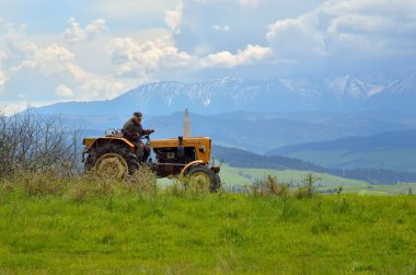 İhtiyar bir traktör üzerinde çalışma.