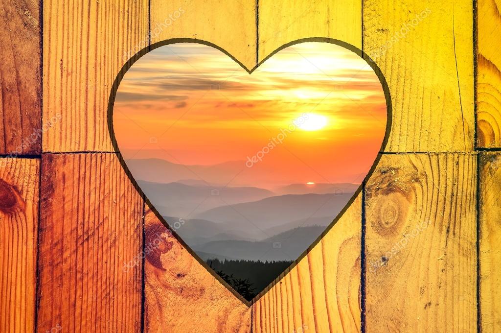 Paysage De Montagne Au Coucher Du Soleil Dans Un Cadre En