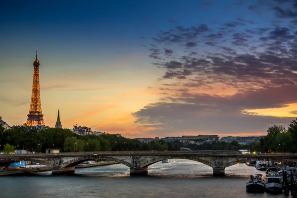 Paris'te gün batımı altında Seine Nehri ve Eyfel Kulesi