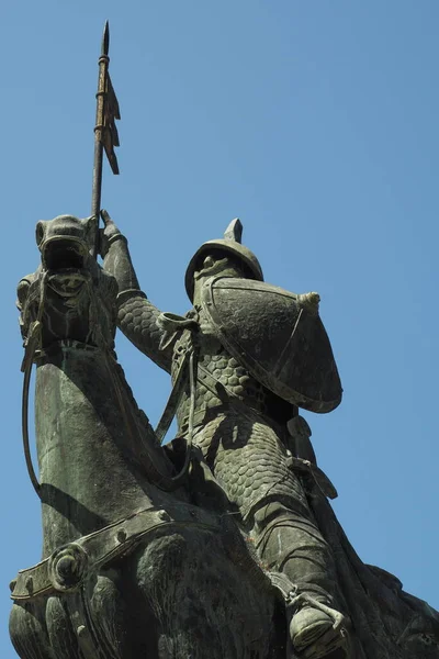 Porto katedralinin girişindeki Vmara Peres heykeli