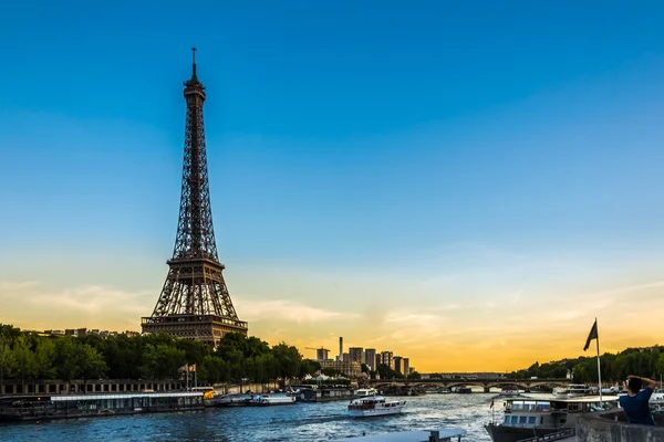Париж на заході сонця — стокове фото