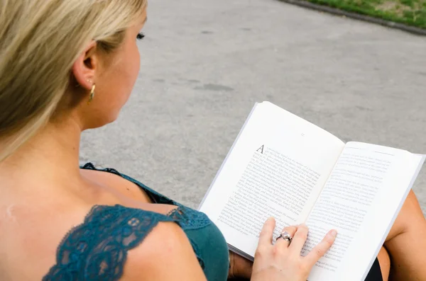 Vrouw leest — Stockfoto