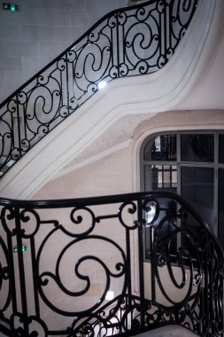 Paris 'te eski güzel bir binada lüks Paris merdivenleri.