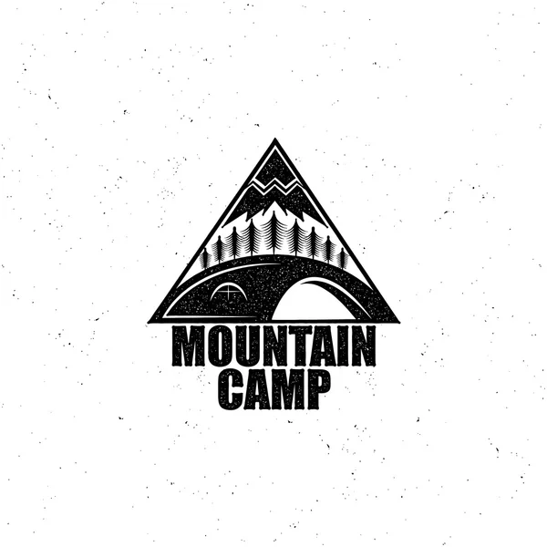 Emblema preto com a madeira, tenda e montanha, atritos efeito vintage. Para viajar o acampamento — Fotografia de Stock
