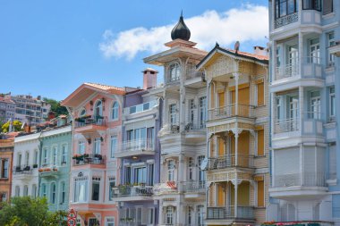 İstanbul Boğazı 'nın kıyı şeridinde parlak renkli evler. Arnavutkoy deniz kenarında popüler, modaya uygun ve tarihi bir yerdir.. 